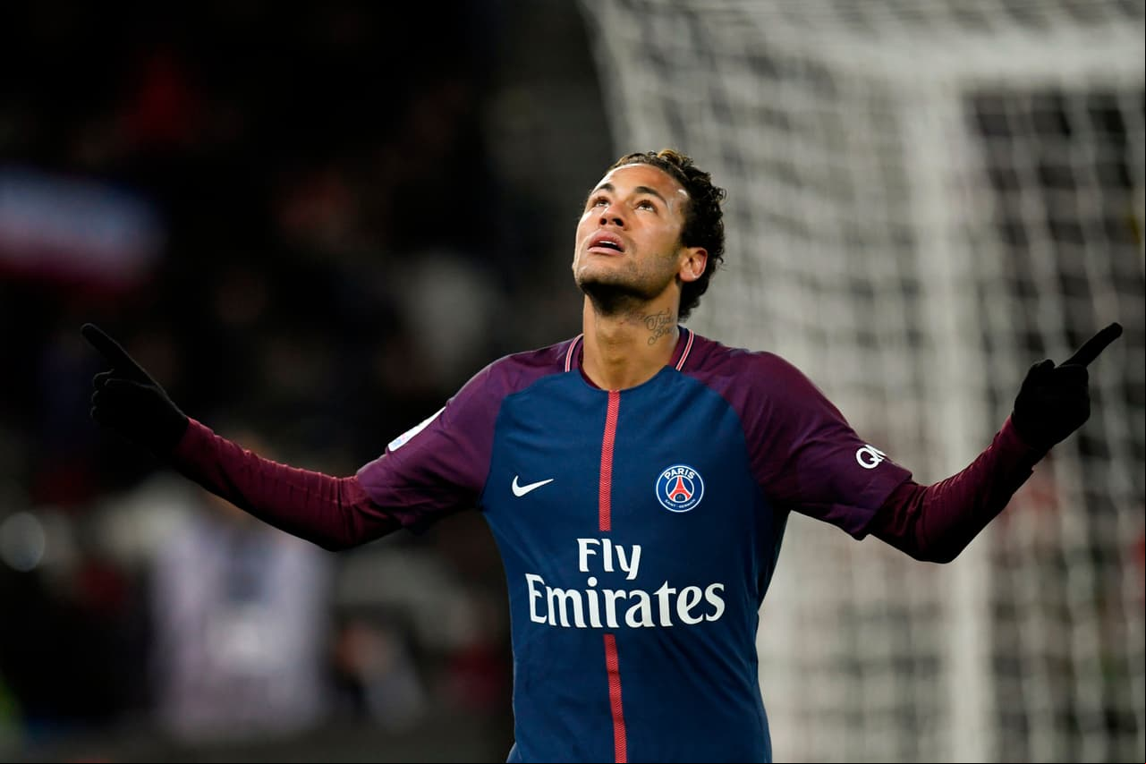 Neymar, con 26 años, siete menos que Cristiano Ronaldo, tiene un parecido con el portugués:su ambición y estilo extrovertido, ambos con un talento y brillo que disfruta el fútbol mundial.