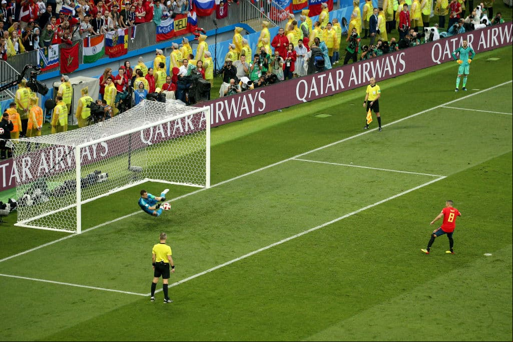 Koke tuvo el tercer tiro de España y allí fue cuando Igor Akinfeev se vistió de héroe para atajar.