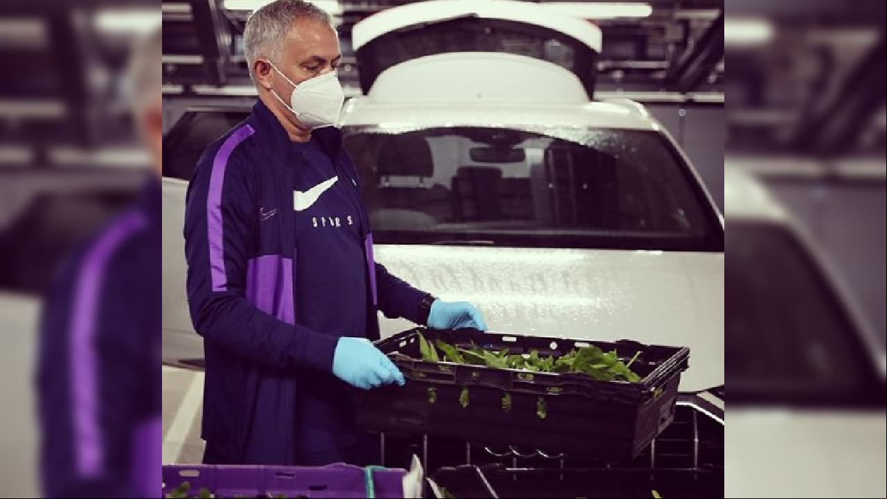 Los alimentos provienen directamente del huerto del club inglés. Es una muestra del compromiso que mantiene Tottenham con los sectores más necesitados.