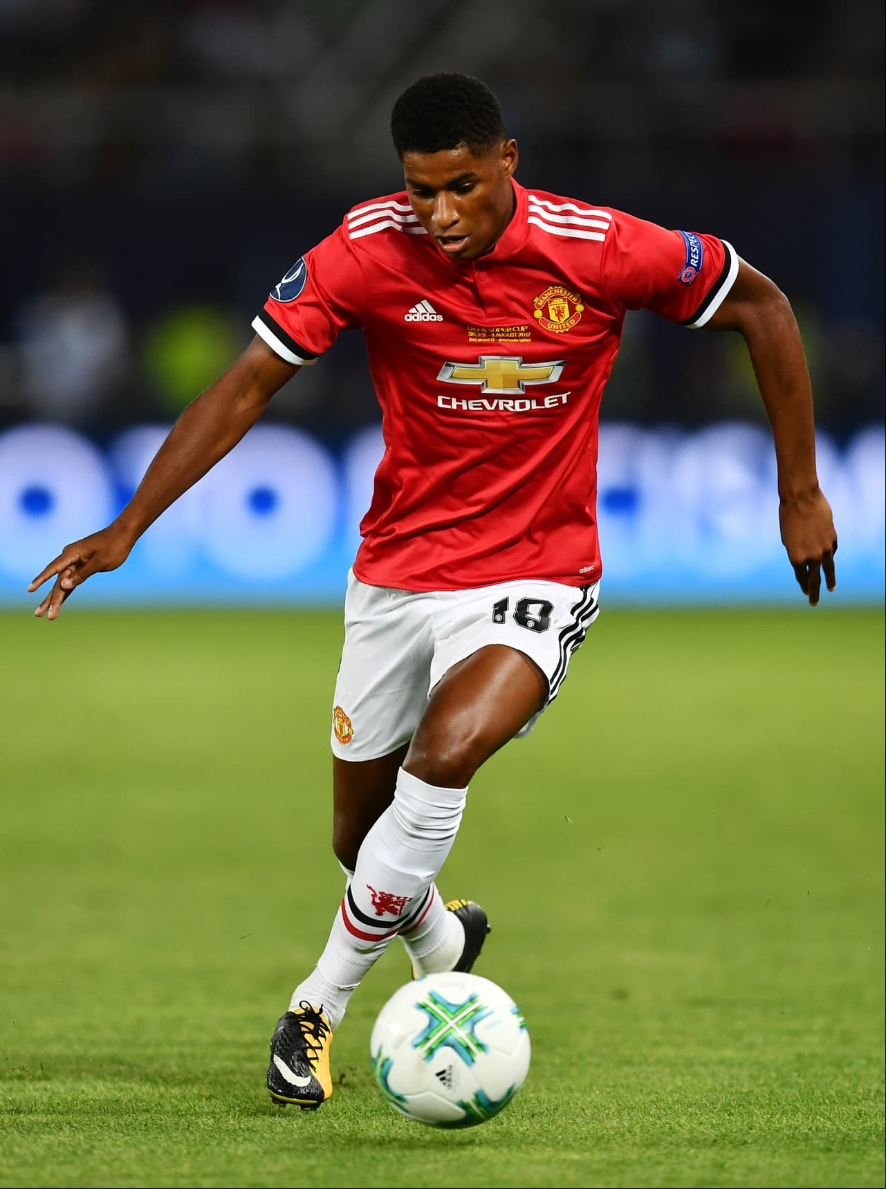 La oportunidad más clara de igualar, por parte del United, la tuvo el joven Marcus Rashford pero definió muy mal. Keylor alcanzó a tocarla.