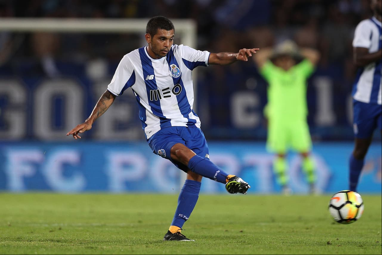 Corona estuvo en los partidos de pretemporada con Porto y ahora espera aportar de nuevo su talento en un equipo rodeado de compatriotas.