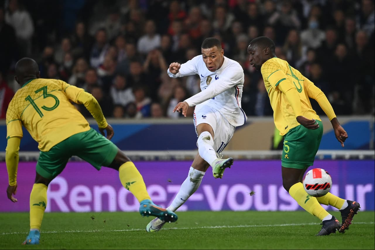 Con un gran disparó Kyliam Mbappé abrió el marcador al 23'.