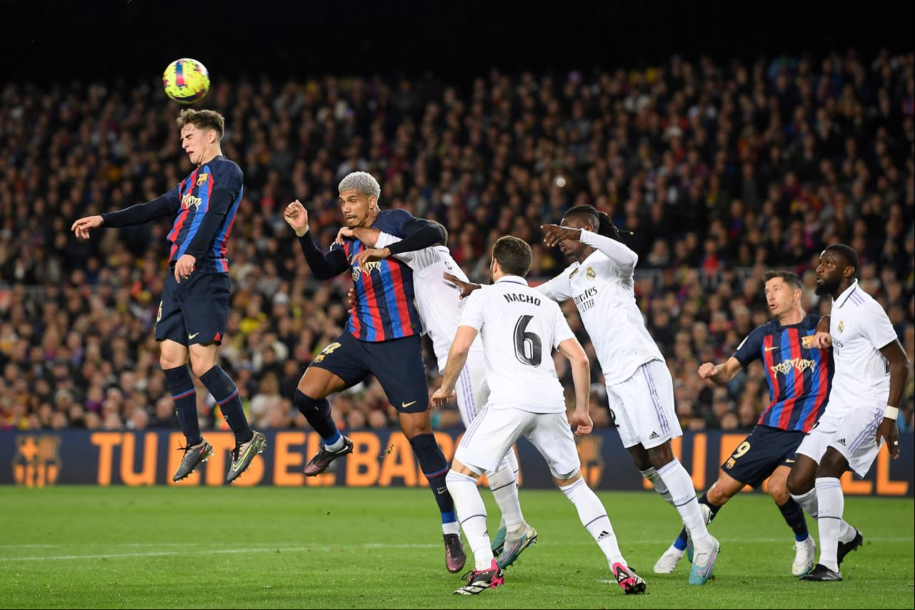 Barcelona se llevó un Clásico dramático y casi tiene LaLiga en la bolsa