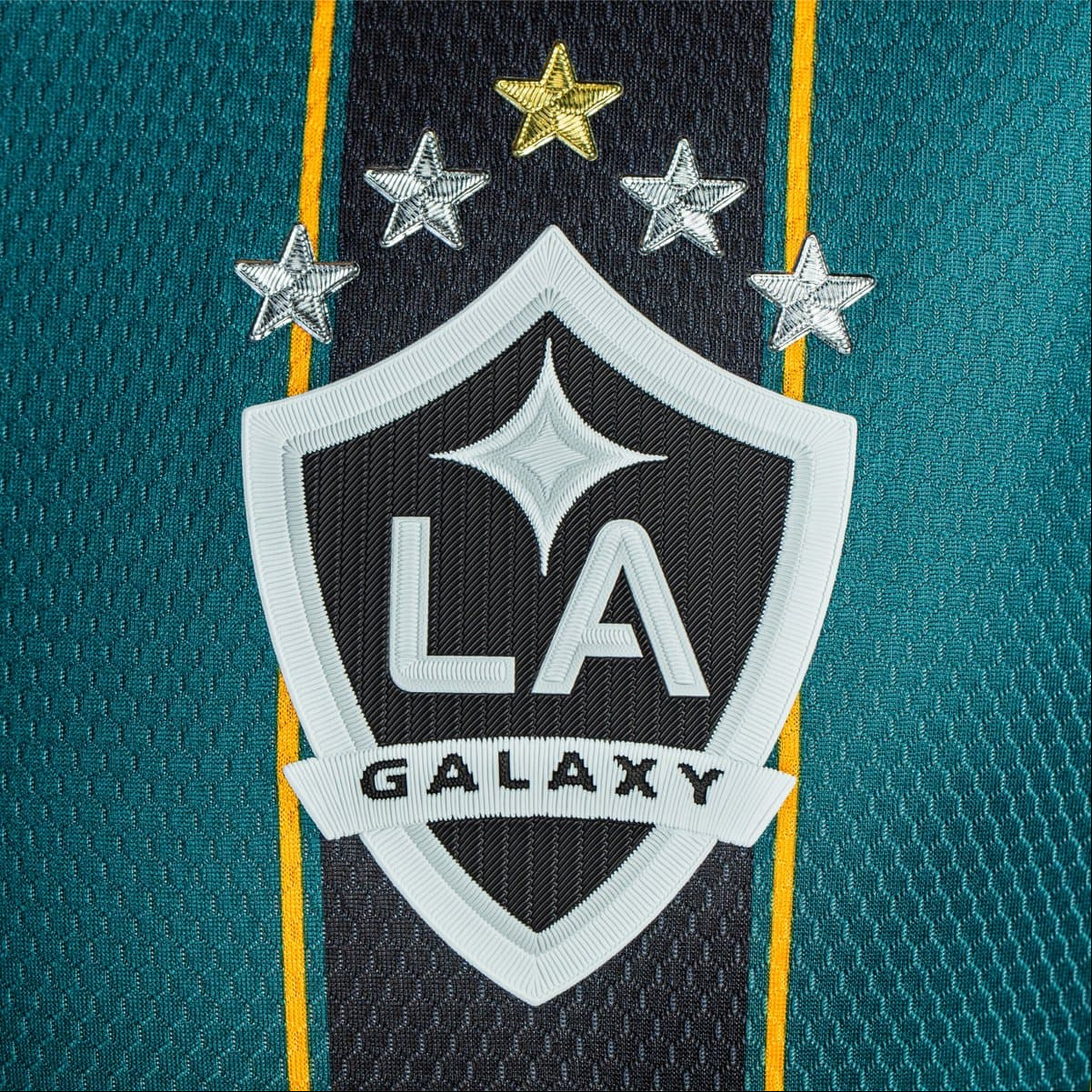 Espíritu retro y comunitario en la nueva camiseta de LA Galaxy | Las cinco estrellas sobre el escudo representan las MLS Cups ganadas en 2002, 2005, 2011, 2012 y 2014, una cifra inigualada en MLS.
<br>