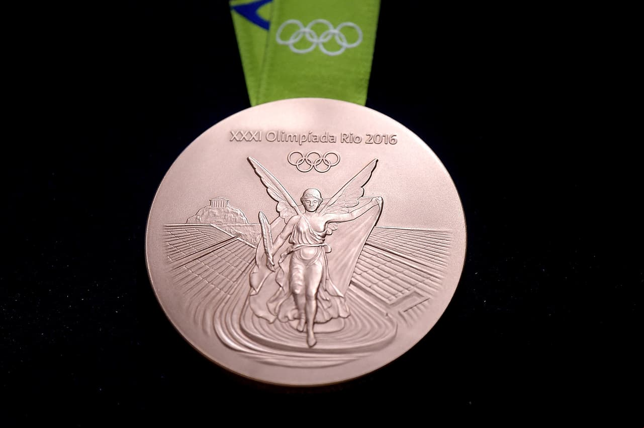 Las de plata y bronce cuentan en un 30 % con material reciclado, y las cintas tienen en un 50 % hilos sintéticos reciclados.