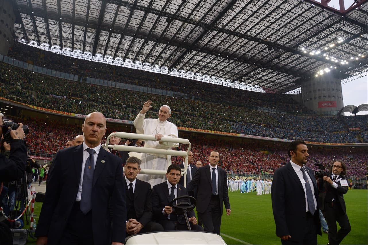 Aprovechando que la liga italiana se suspendió por la Fecha FIFA, Francisco planeó su visita pastoral en Milán con un evento con jóvenes en el San Siro.