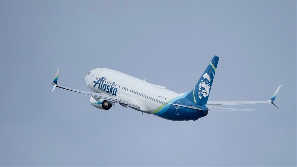 Más de 100 vuelos cancelados en EEUU: el impacto de mantener en tierra aviones como el que perdió fuselaje en pleno vuelo