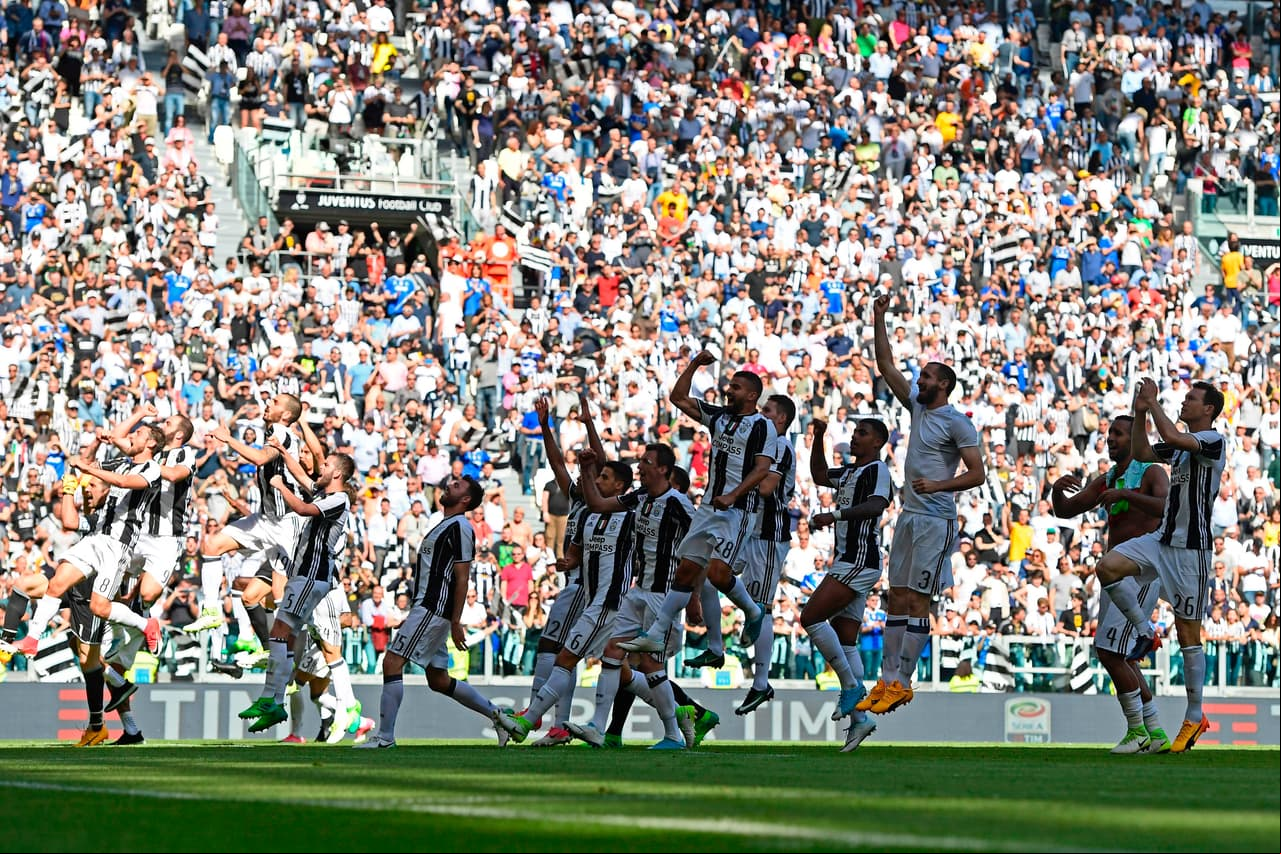 El triunfo fue perfecto para celebrarlo con los fanáticos presentes, que vistieron el escenario de blanco y negro.
