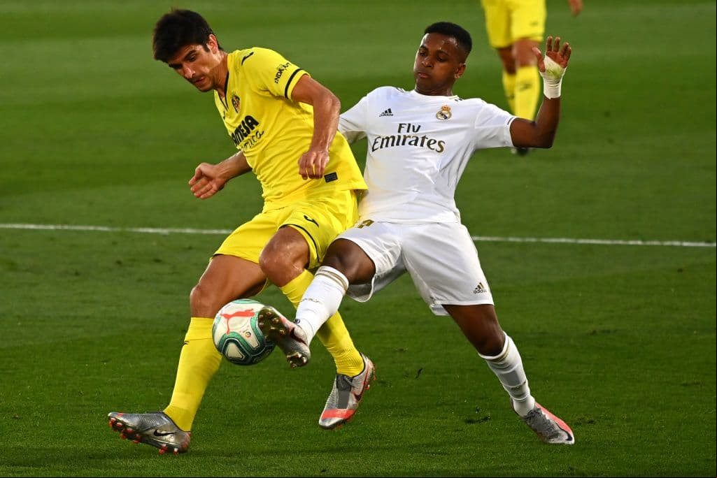 Rodrygo Goes trata de explotar la banda derecha, pero los defensores del Villarreal cierran los espacios de manera perfecta.
