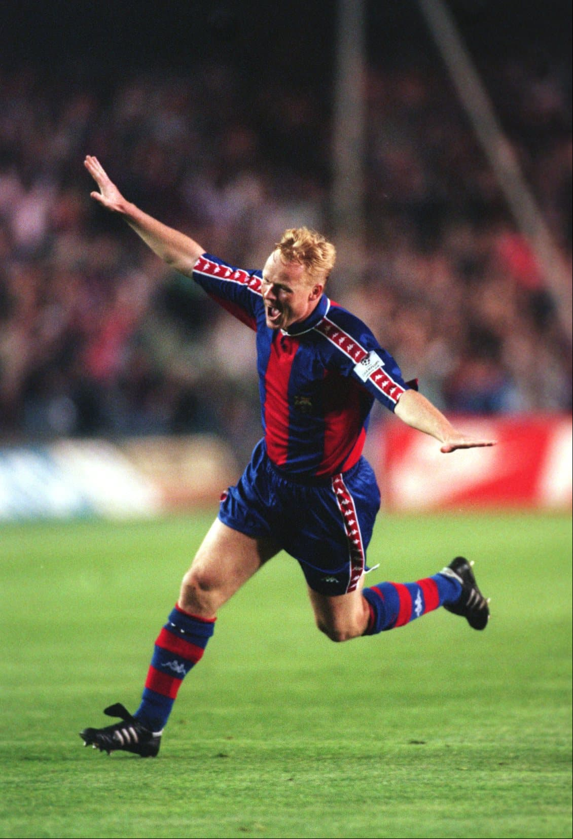 - Ronald Koeman (Everton F.C.): en el F.C. Barcelona jugó de 1989 a 1995 logrando 8 títulos locales, una Champions y una Supercopa de Europa.