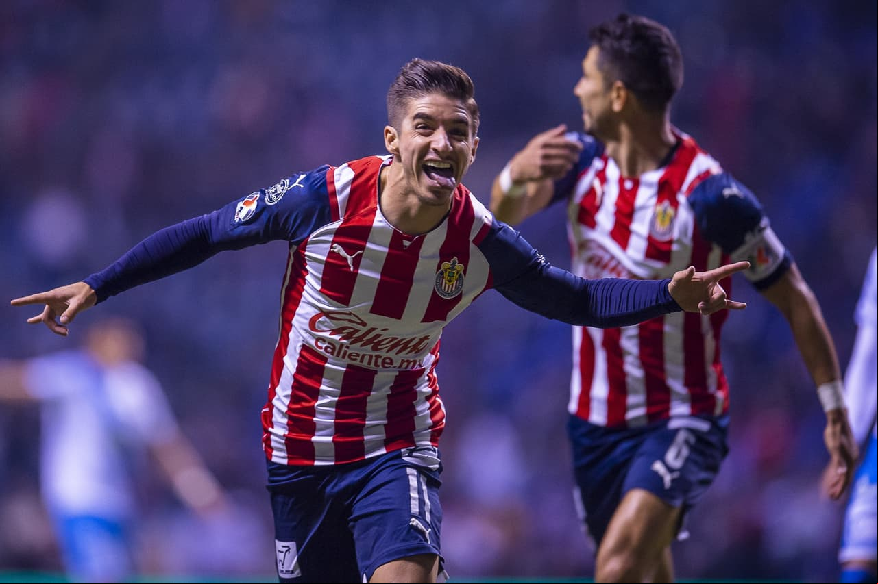 En apenas 6 minutos, Chivas se hacía presente en el marcador con un disparo cruzado de Isaác Brizuela tras un rebote en los linderos del área.