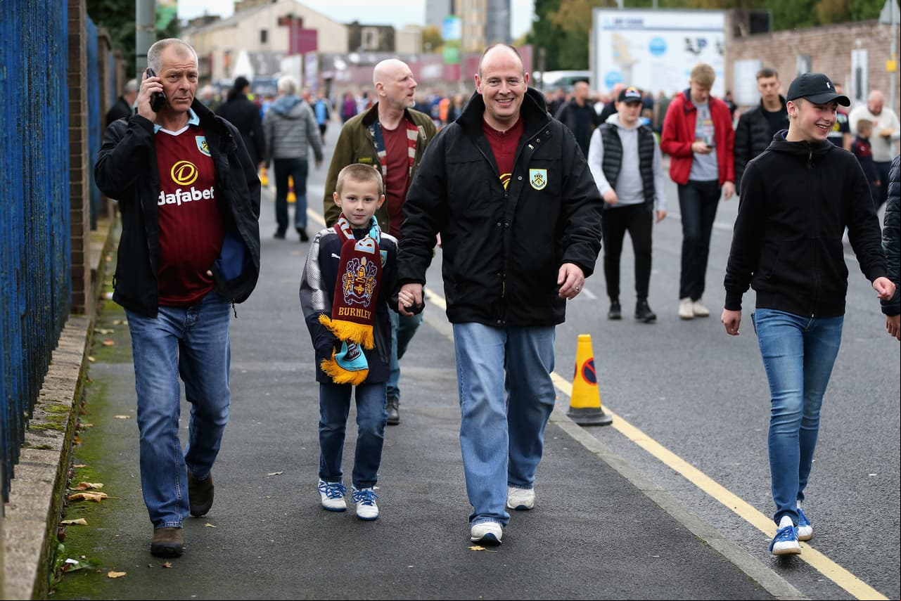 Los aficionados locales se acercaron en masa al estadio Turf Moor para acompañar a su equipo.