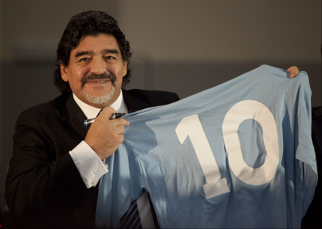 El espectáculo teatral, ideado por el actor italiano Alessandro Siani, se llama "Tres veces diez" y juega con el número de camiseta que llevaba Maradona en Nápoles (10) y los 30 años del histórico trofeo.