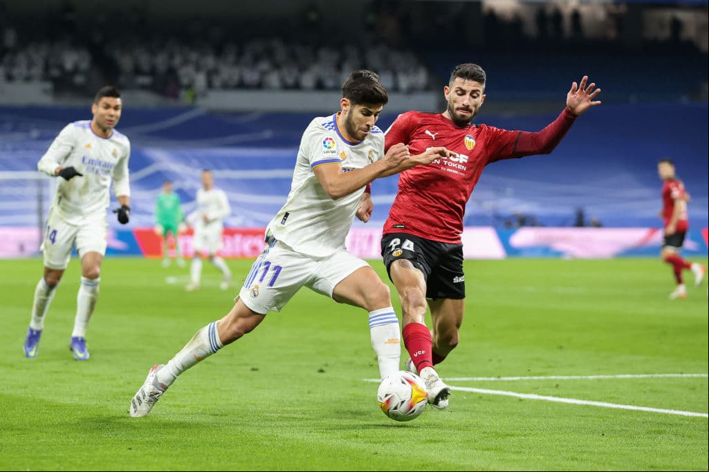 Con dobletes de Karim Benzema y Vinicius Junior, el Real madrid camina a la victoria 4-1 sobre el Valencia.