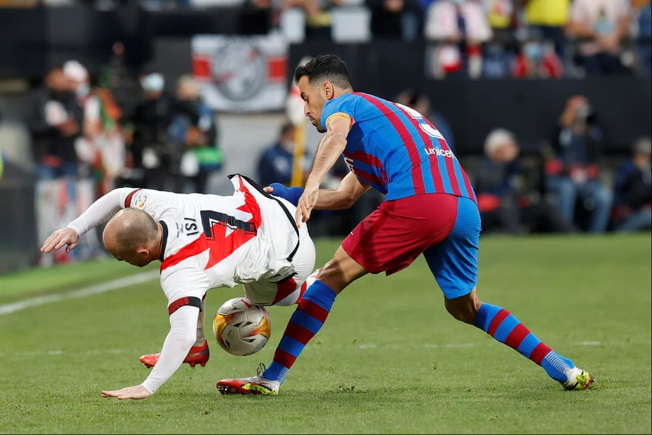 Con gol del colombiano Radamel Falcao, el Rayo Vallecano derrota al Barcelona durante la Jornada 11 en La Liga. Desde el 2002 que 'la franja' no le ganaba al equipo culé.
