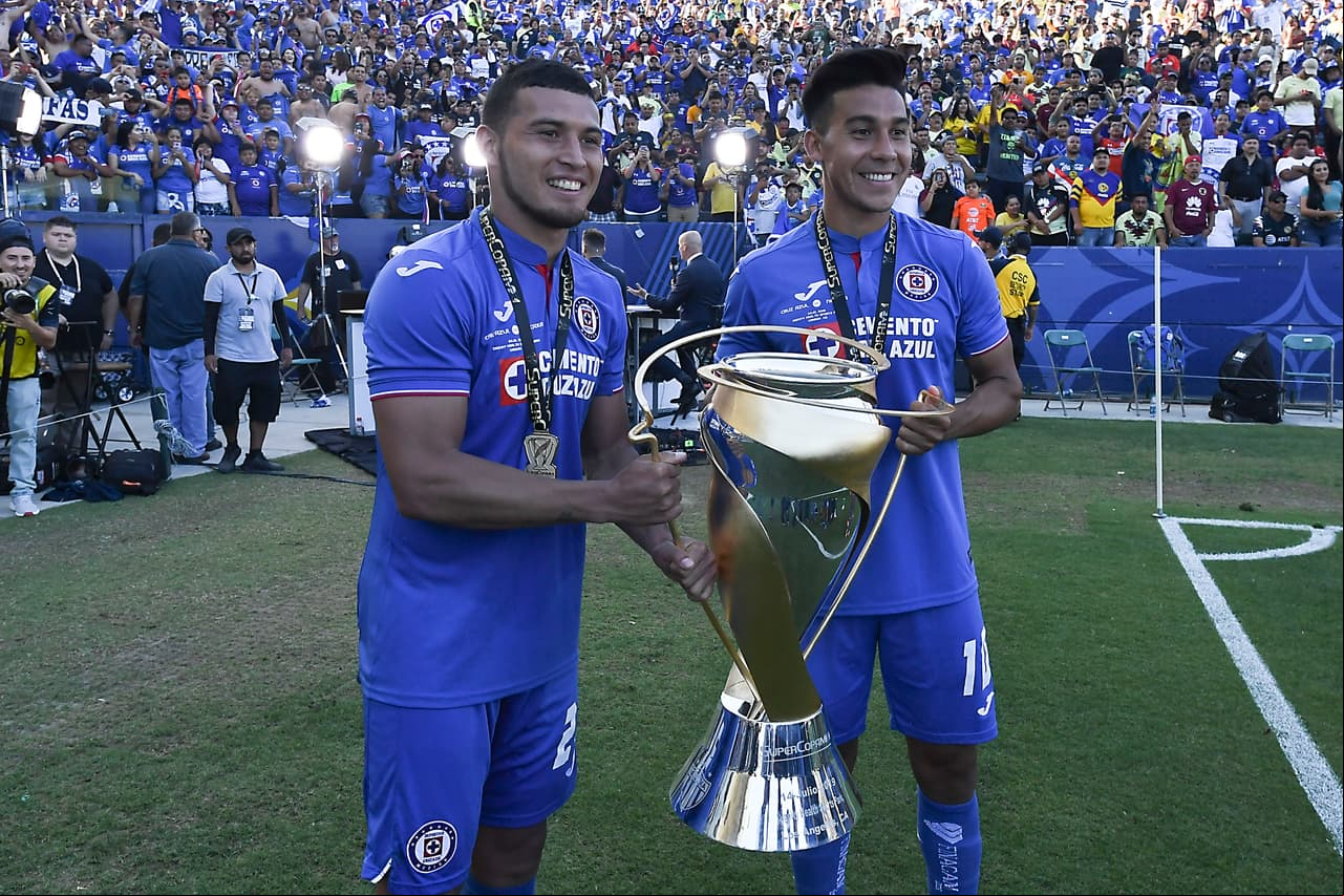 Los títulos se festejan como se debe, con alegría, con satisfacción y con la esperanza de cosechar más. Les compartimos los mejores momentos de la premiación y de los festejos de Cruz Azul luego de golear al Necaxa en el partido de la Supercolpa MX en California. La Máquina pitó y pitó.