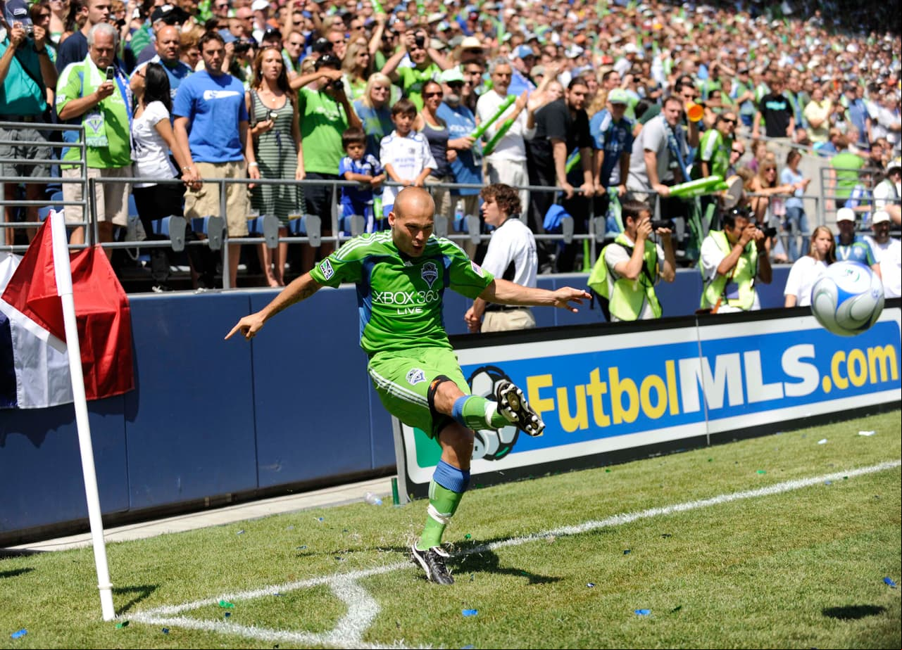 Freddie Ljungberg fue el fichaje de lujo de los Seattle Sounders para su campaña inaugural en 2009, cuando tomaron a la MLS por sorpresa con grandes números en su estadio y un fútbol creativo y motivador. El ex Arsenal será recordado con cariño por los aficionados originales de Seattle, a pesar de no darles el título de la MLS Cup.