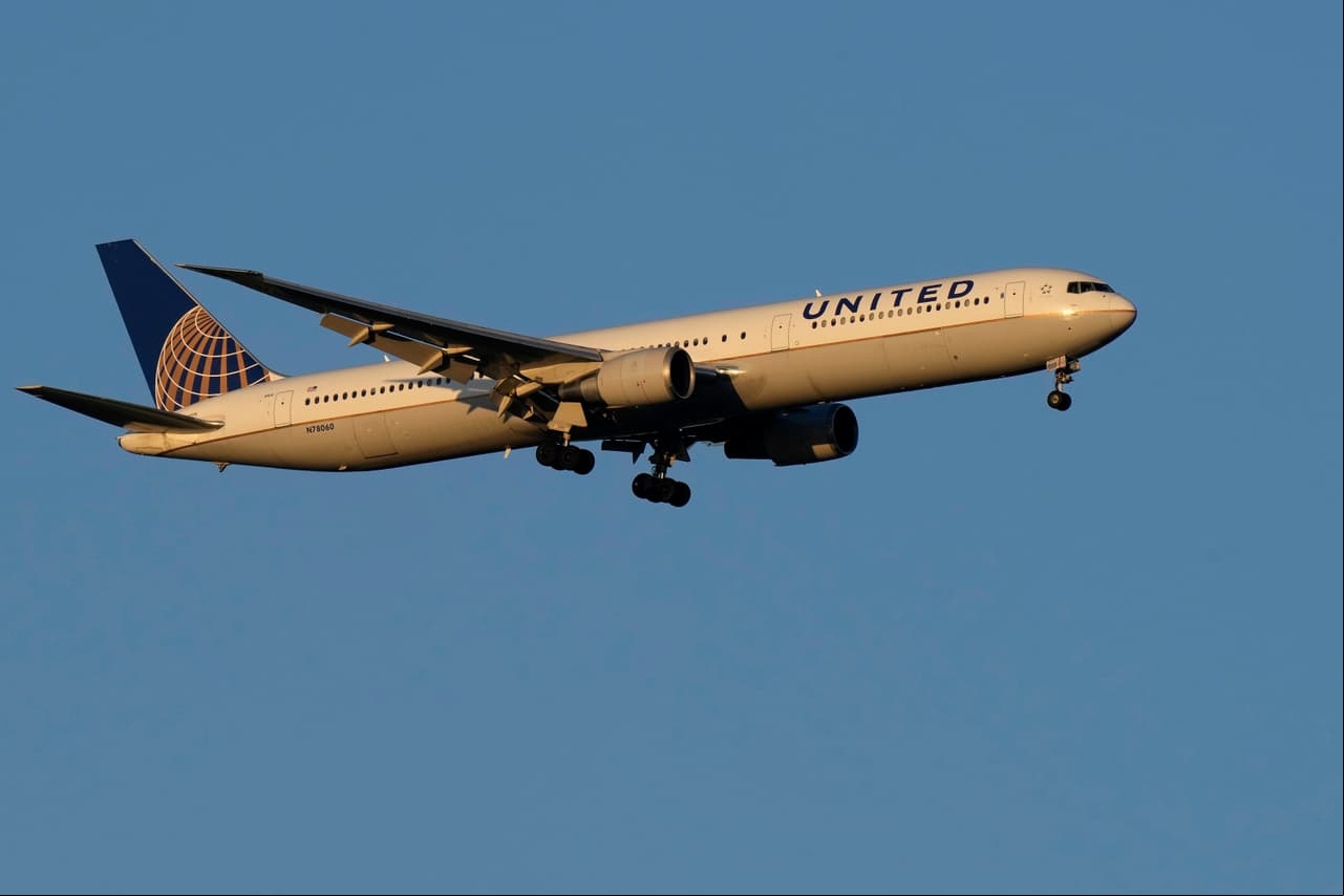 Revelan qué causó el súbito descenso de un avión de United que estuvo cerca de causar una tragedia 