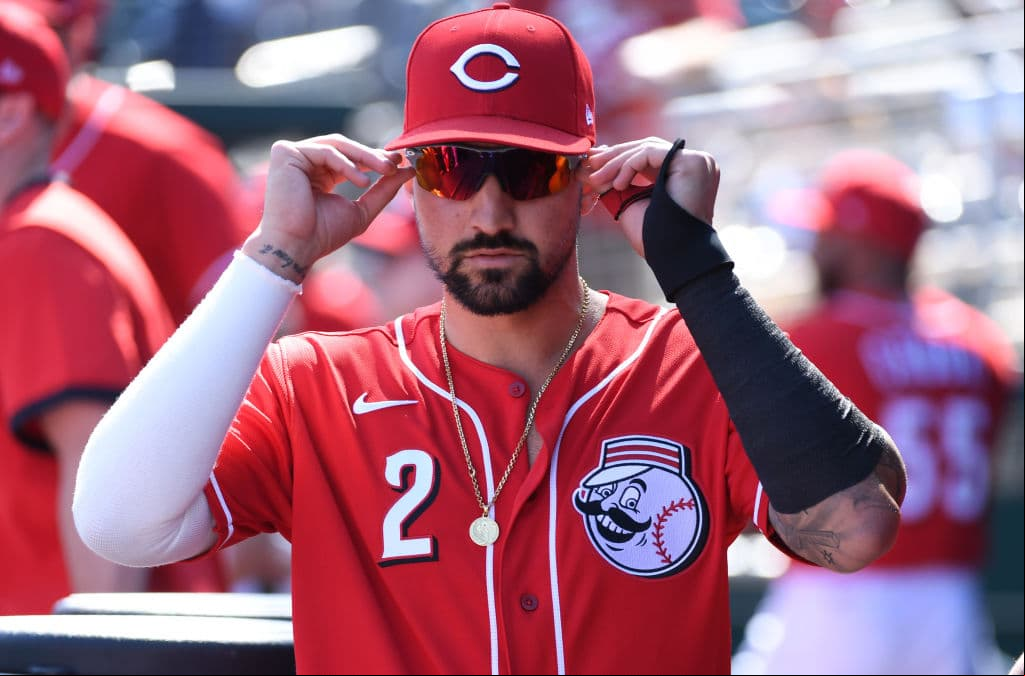 Nick Castellanos se acomoda los lentes previo al choque de los Cincinnati Reds contra los Texas Rangers en el Goodyear Ballpark de Arizona.