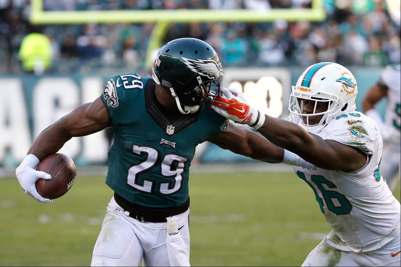 3. DeMarco Murray, Philadelphia Eagles, corredor: Murray es el ejemplo claro de los problemas de generan construir tu equipo a través de la agencia libre en la NFL. Chip Kelly aceptó este verano que la enorme carga de trabajo de Murray en el 2014 era una razón válida de preocupación para el futuro, aún así le dio un contrato por cinco años y $40 millones de dólares...