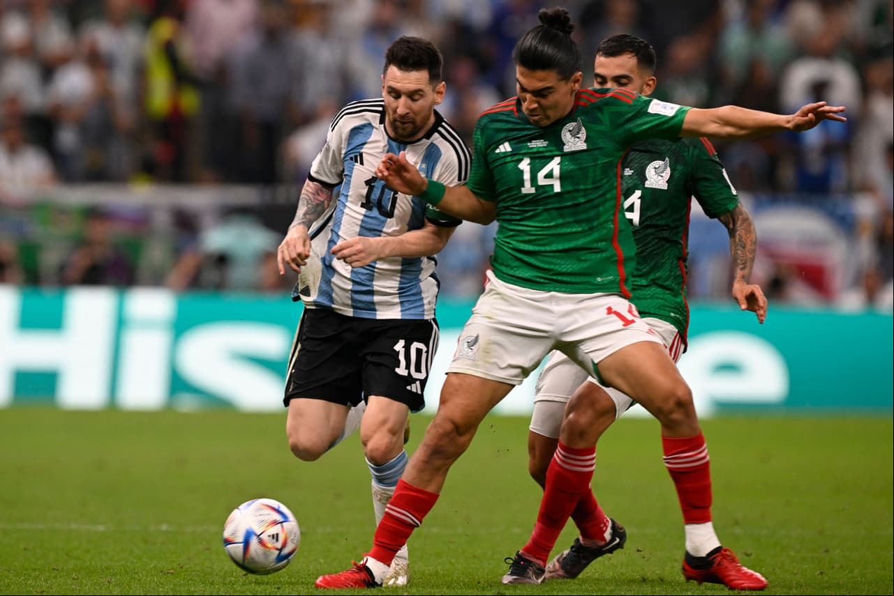 La Selección de Argentina sacó los tres puntos tres vencer a México por dos goles contra cero con las anotaciones de Messi y Fernández en el segundo tiempo con lo que se coloca en el segundo lugar del Grupo C y México cae al sótano.