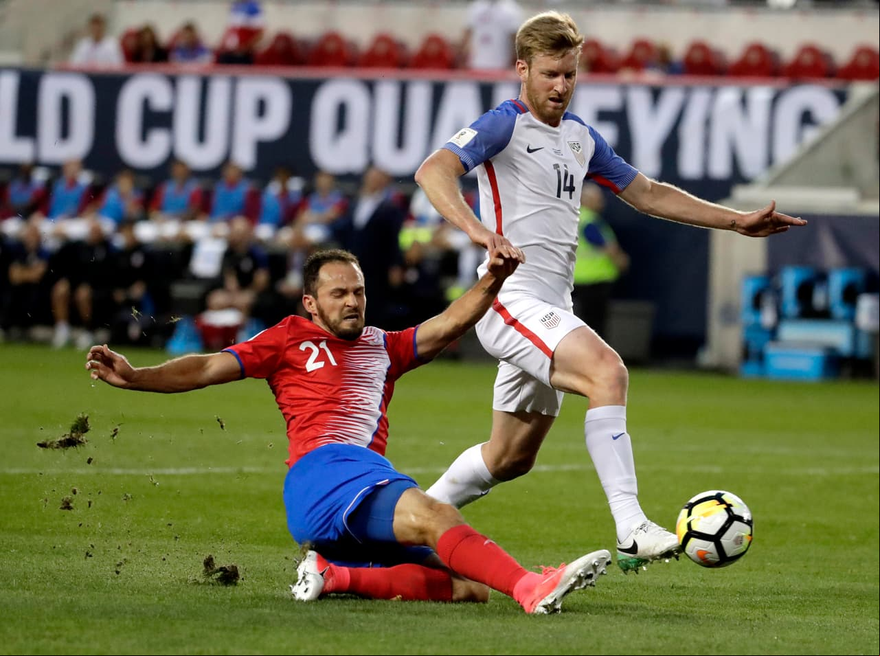 Sobre el minuto 34 llegaría la alegría para Costa Rica y el sufrimiento para Estados Unidos. Ureña conseguía el 1-0 con esta definición ante Tim Howard.