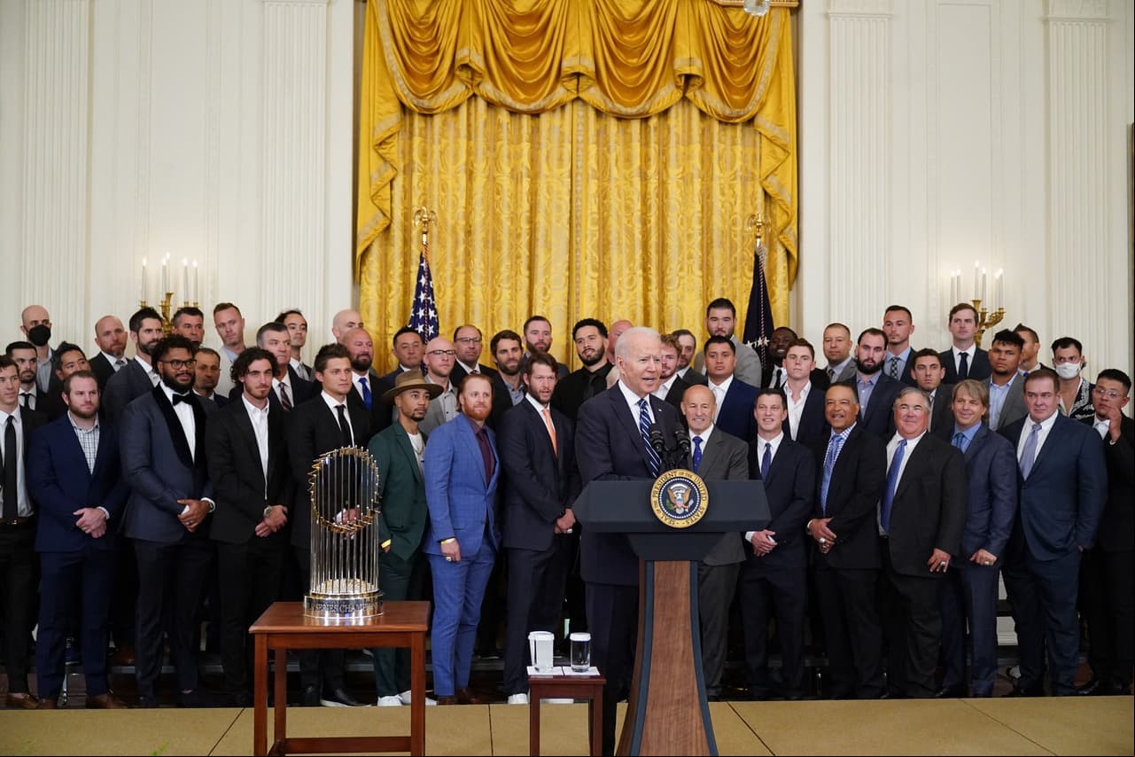 Con los mexicanos Víctor González y Julio Urías, los LA Dodgers visitaron al presidente de los Estados Unidos de América en la Casa Blanca luego de haber sido campeones en la temporada 2020 de la Major League Baseball.