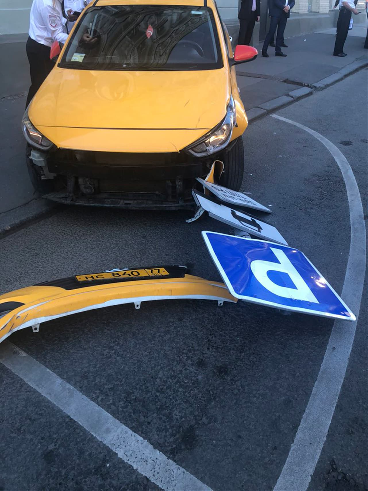 El choque además tumbó una señal de tránsito en medio del accidente.