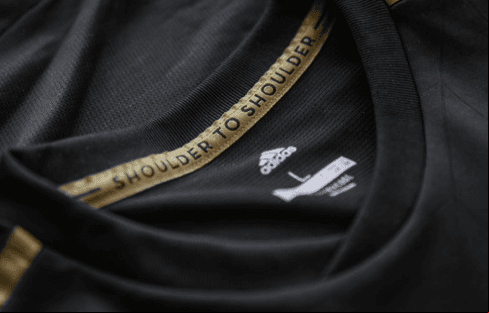 "Hombro con hombro", se lee en el cuello del uniforme haciendo referencia a la relación del club con sus aficionados