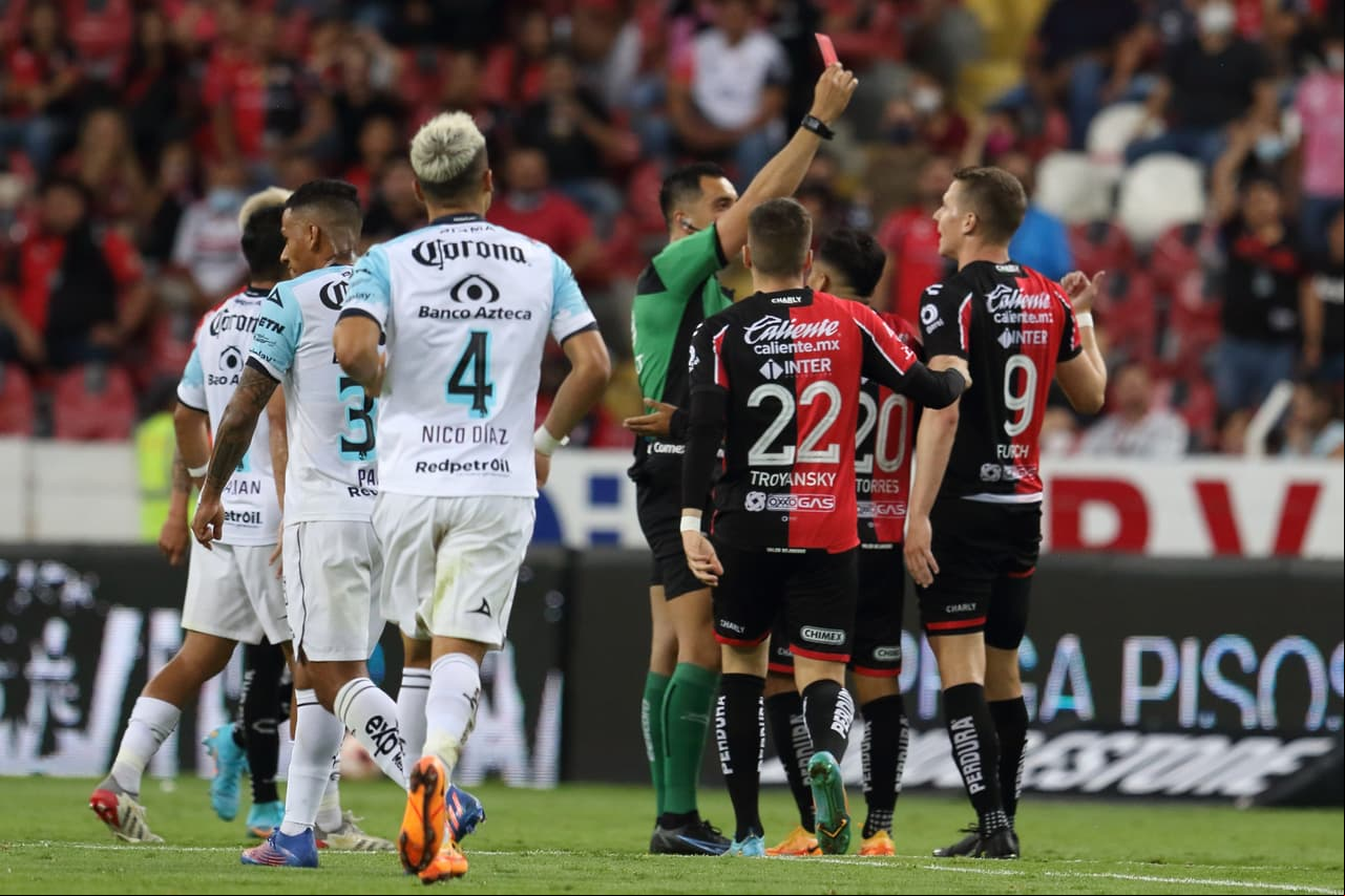 Mazatlán FC sorprendió y venció 1-2 al Atlas en el Estadio Jalisco en la Jornada 14 con doblete de Gonzalo Sosa.