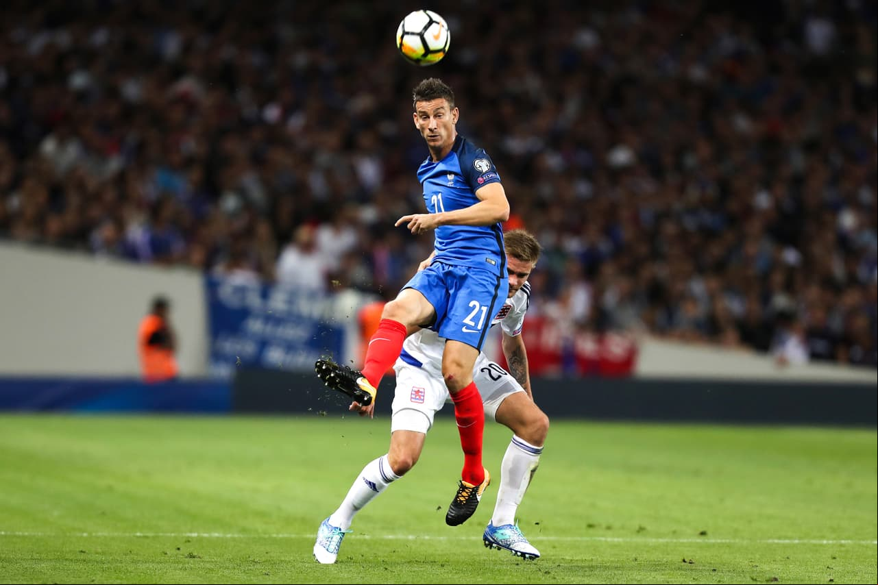 Luxemburgo buscó a Mathias Jaenisch con trazos largos, bien controlados por Koscielny.