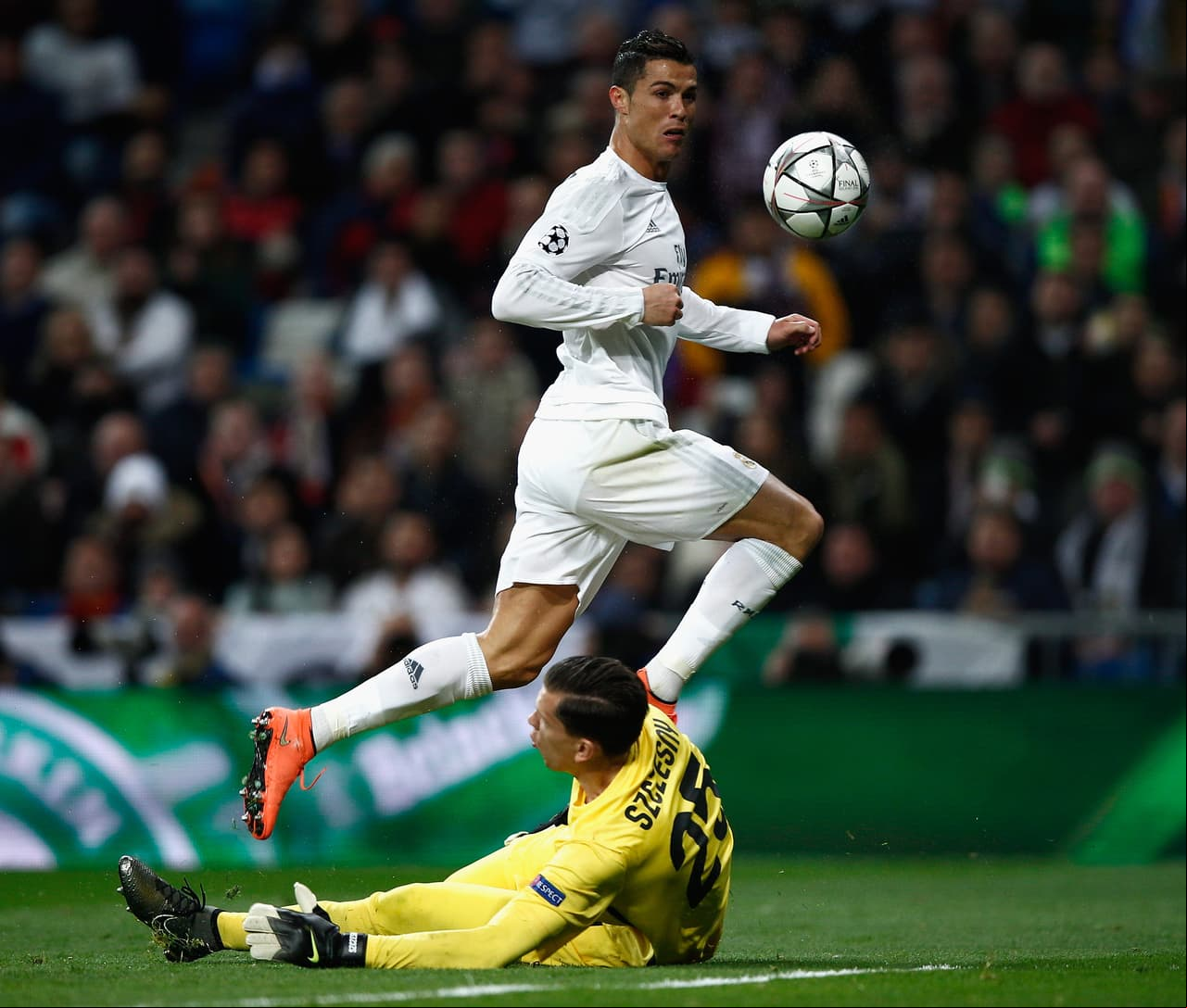 Luego Cristiano pudo marcar su segundo tanto de la noche pero la defensa estuvo atenta pese a superar por arriba al arquero de la Loba.