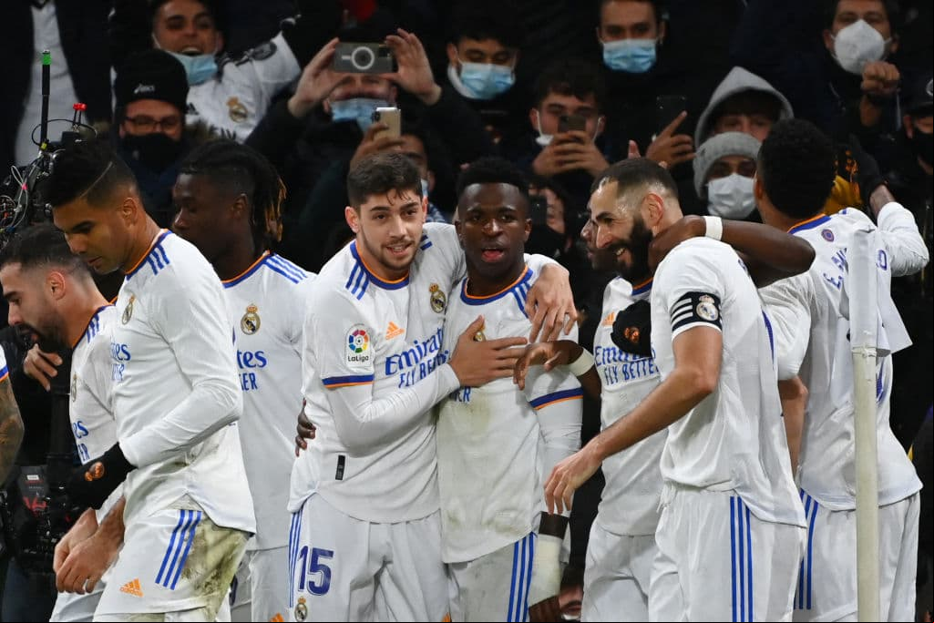 Real Madrid derrota al Sevilla 2-1 con anotaciones de Karim Benzema y Vinicius Jr durante la J15 en La Liga. El único tanto por parte del equipo visitante fue de Rafa Mir al inicio del encuentro. El equipo merengue es líder de la tabla.