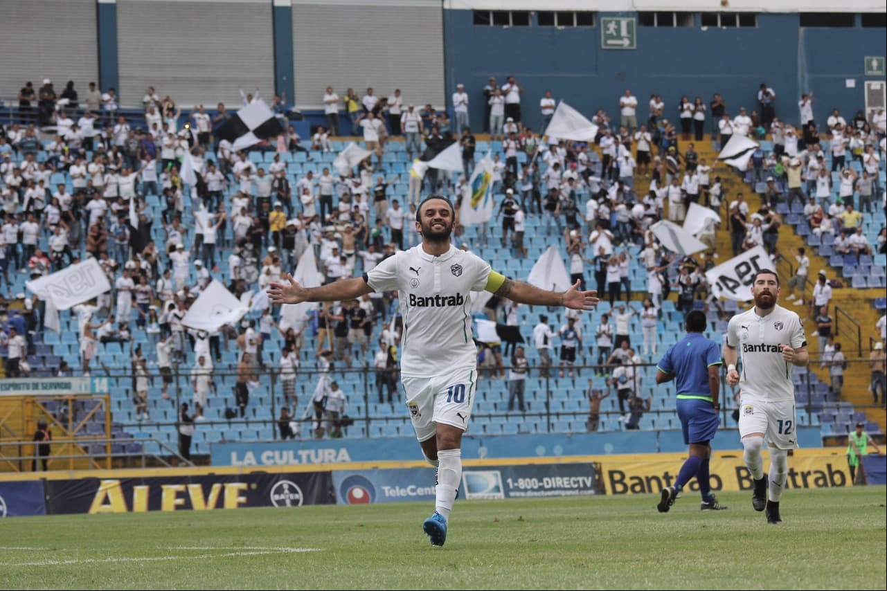 Comuniaciones goleó al campeón y se consolidó como líder del fútbol guatemalteco