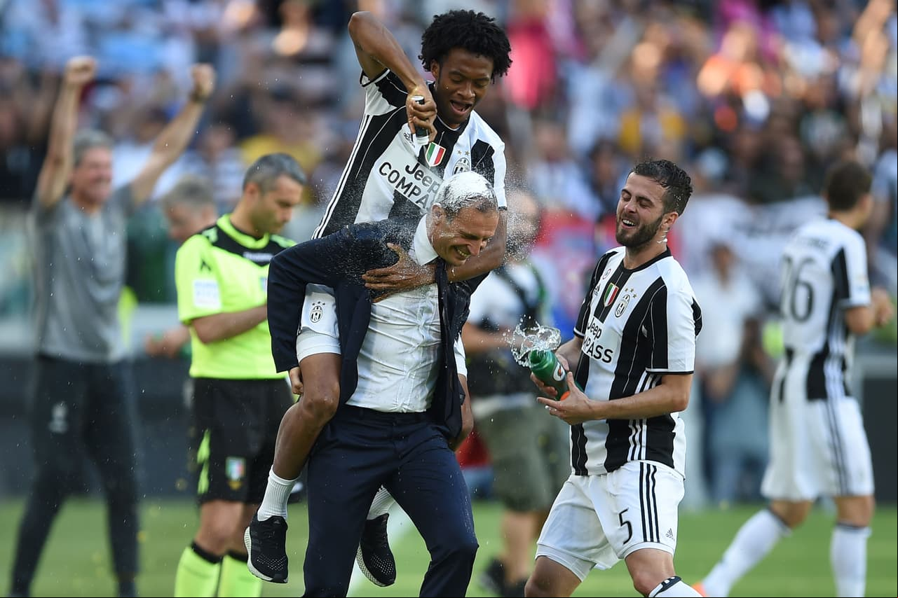 El colombiano Juan Guillermo Cuadrado celebró con su técnico Massimiliano Allegri, en una muestra del buen ambiente dentro del equipo italiano.