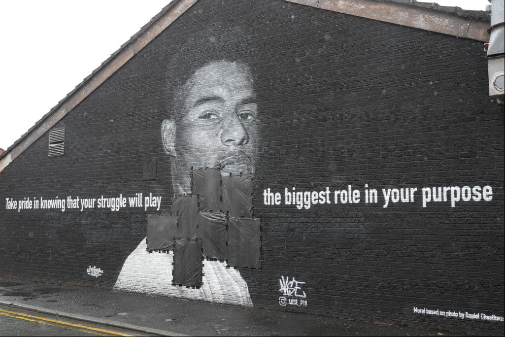 La obra de arte en Withington, Manchester, fue desfigurada poco después de que Inglaterra perdiera en penales el domingo.