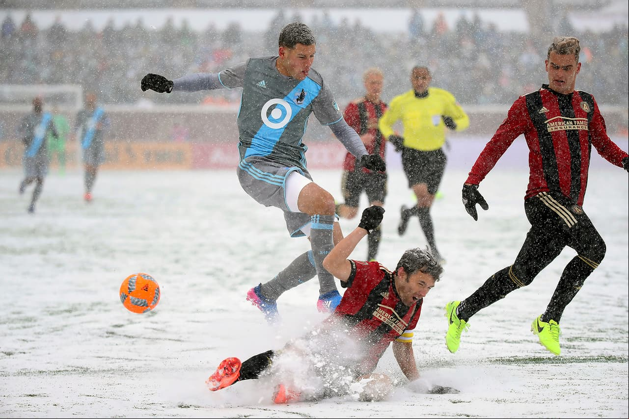 Como era obvio, el juego se hizo díficil para ambas escuadras, pero la visita supo aprovecharlo a su favor para quedarse con los 3 puntos de forma categórica. Acá, el colombo-americano Christian Ramírez (Minnesota) intentando llevar peligro al área rival.