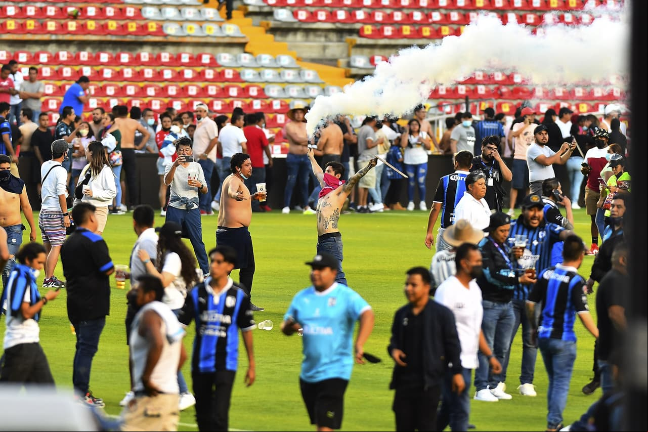 Corría el minuto 60 del partido entre Atlas y Querétaro cuando la violencia se desató en la tribuna, aficionados invadieron la cancha y luego las barras hicieron lo propio en penosas imágenes.
