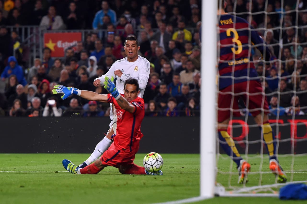 La racha terminó en El Clásico por una derrota de 2-1 ante el Real Madrid. Cristiano Ronaldo anotó el gol de la victoria con una anotación que se le fue por entre las piernas al chileno Claudio Bravo.