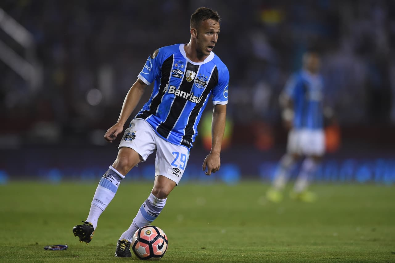 Barcelona tiene emisarios en Brasil para realizar la compra del pase del brasileño Arthur, volante campeón de Copa Libertadores con Gremio en 2017.