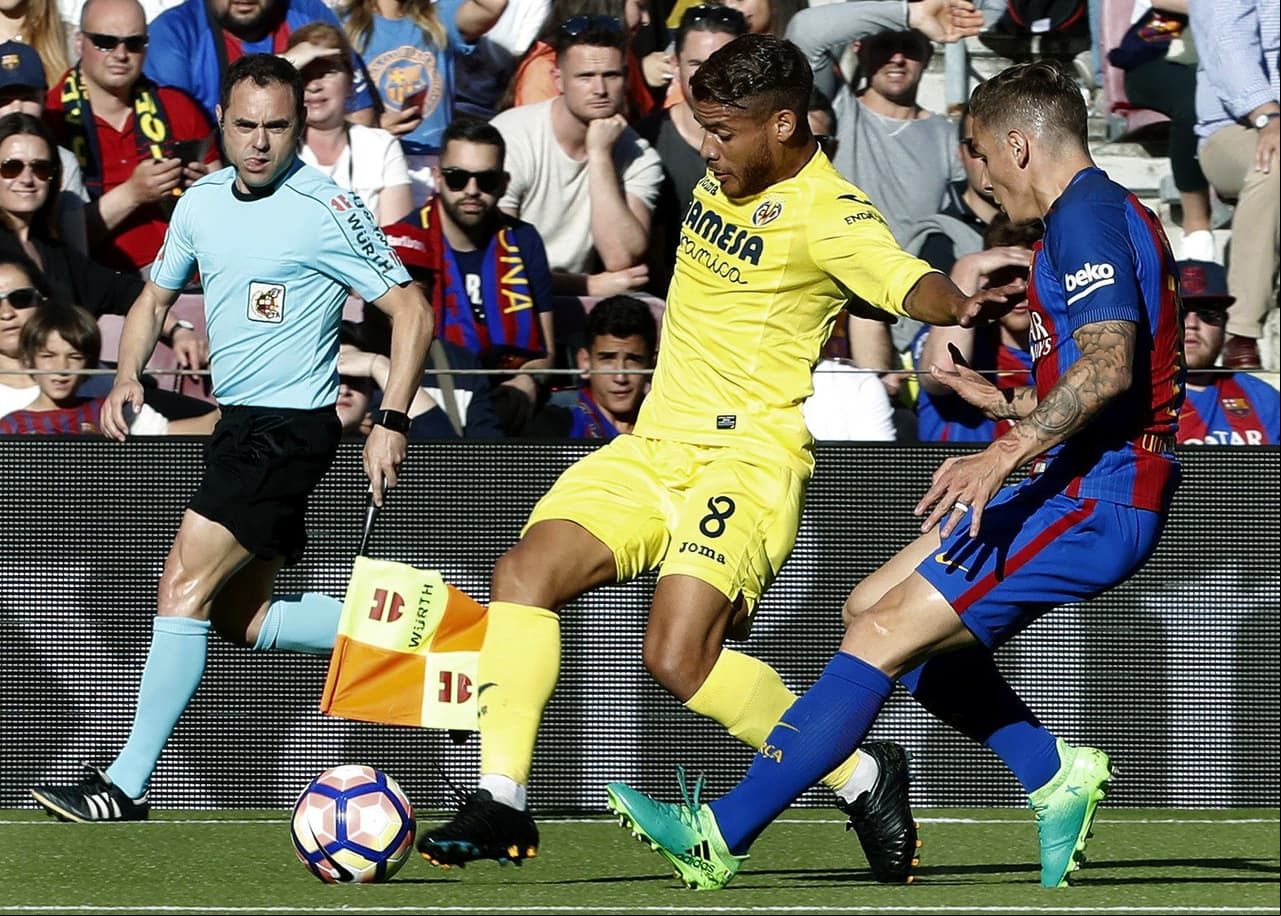 Por su parte, Dos Santos lo intentaba junto a Roberto Soldado pero la defensa catalana era férrea y no daba ventajas.