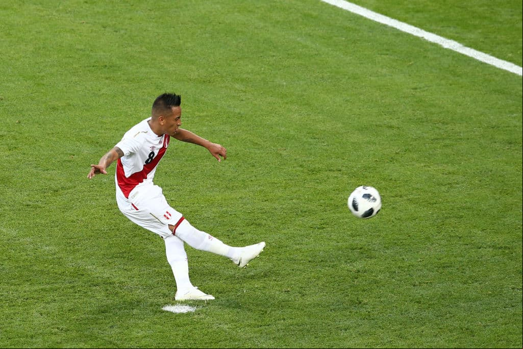 El jugador que creó la acción de peligro en territorio danés fue quien levantó la mano para cobrar desde los 11 pasos. Cueva se enfiló hacia la redonda y pateó.