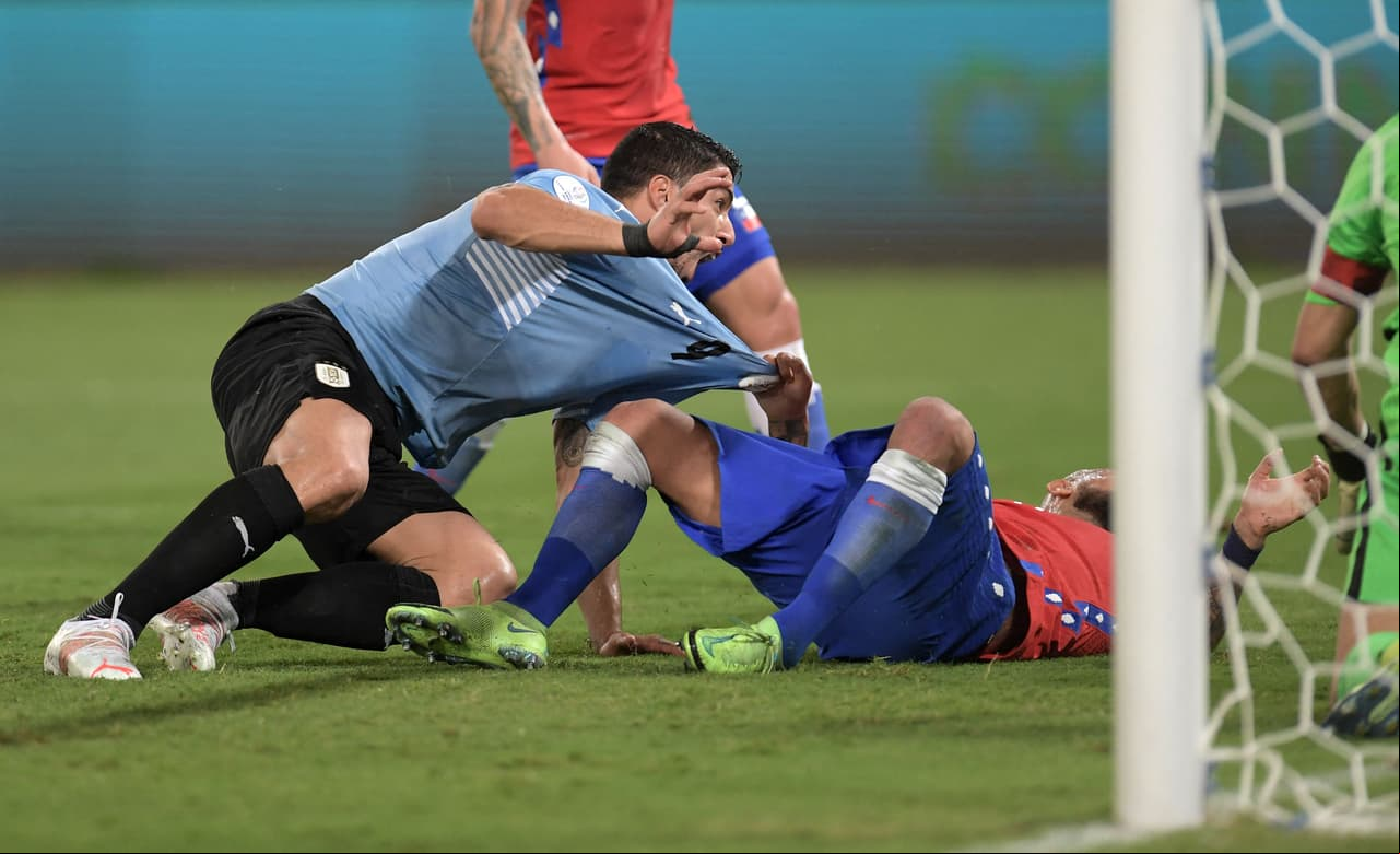 Finalmente Conmebol oficializó el tanto de Uruguay como autogol de Arturo Vidal.