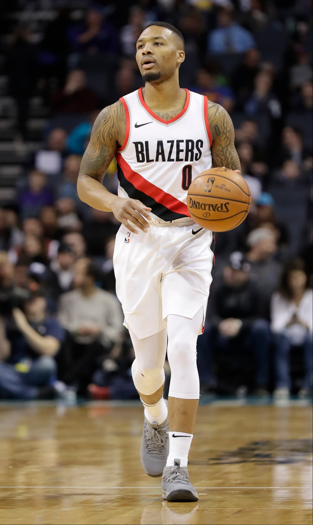 <b>13. Damian Lillard </b>(Portland Trail Blazers) - 26,153,057 millones de dólares.