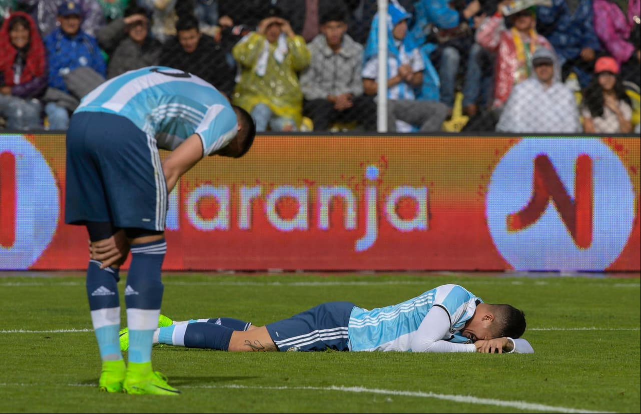Marcos Rojo y Musacchio lamentando la segunda anotación de los bolivianos. No había forma de revertir la situación.