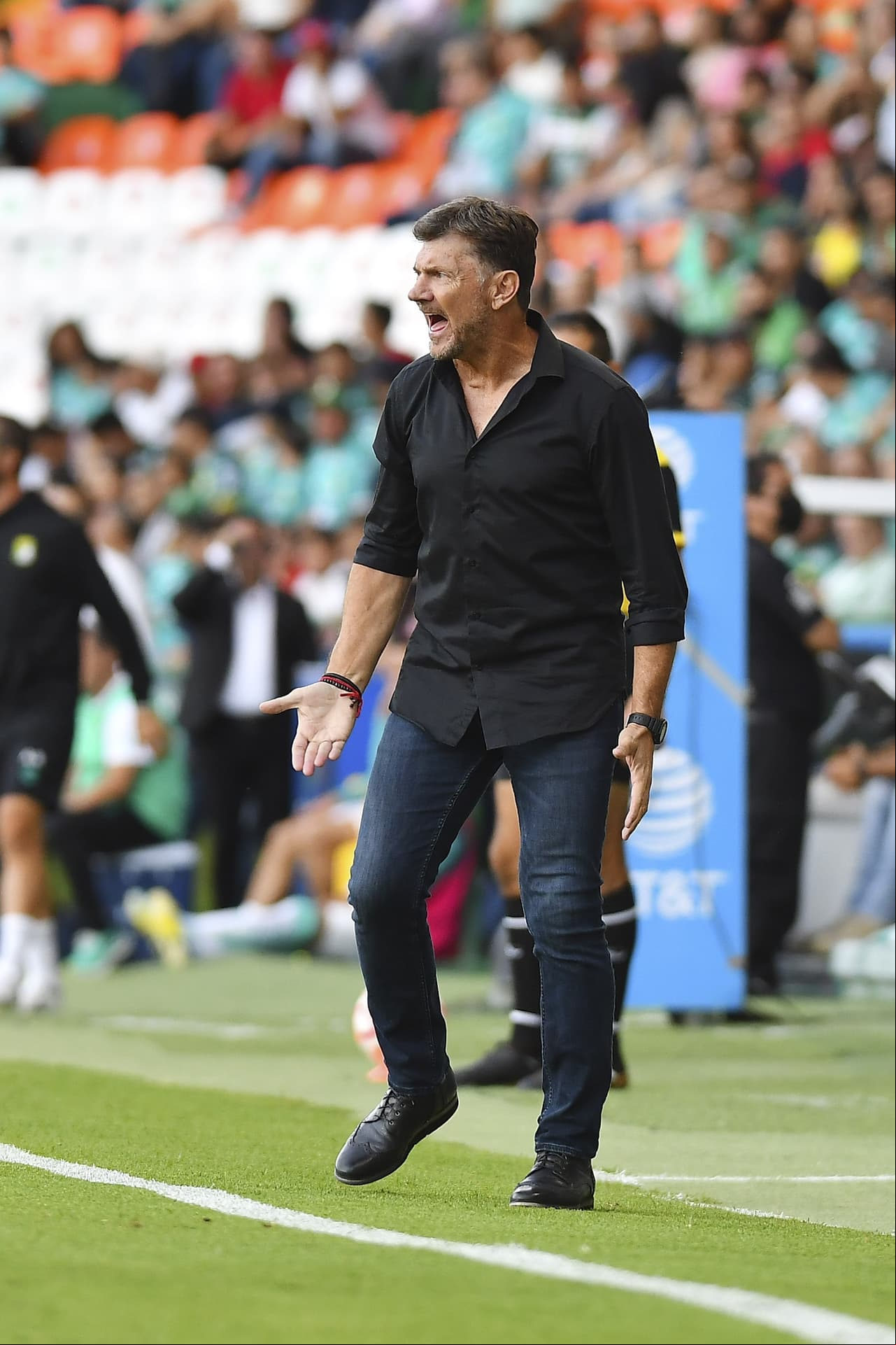 Hernán Cristante desesperado desde la banca.