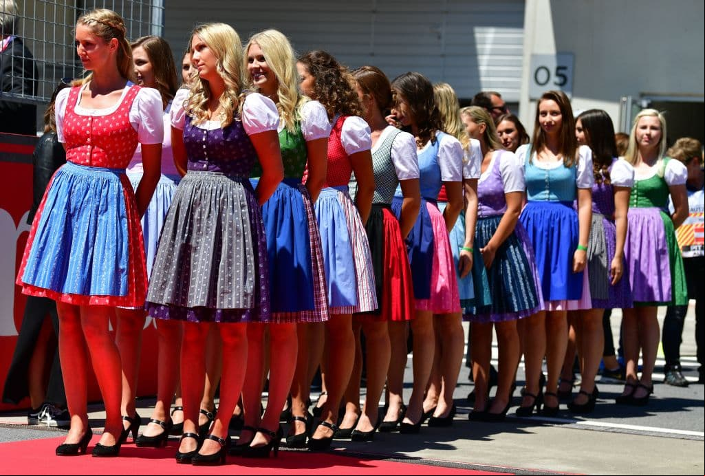 Los atuendos típicos locales, la fiesta de los anfitriones de Redbull Racing y la celebración del cumpleaños 29 de Daniel Ricciardo prendieron el colorido fuera de pistas del Gran Premio de Austria.