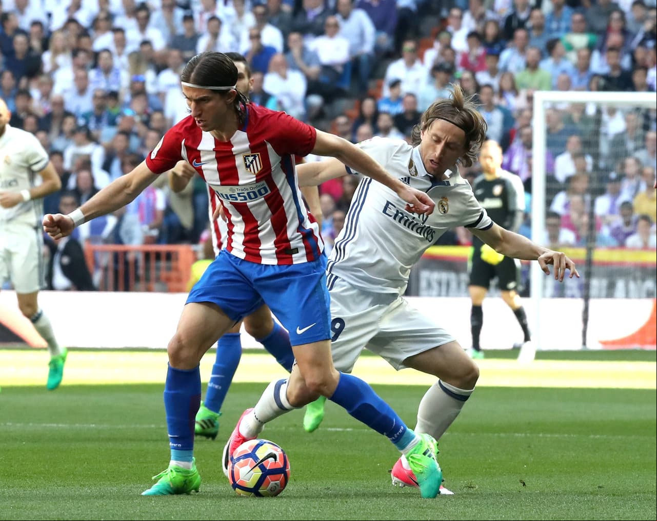 Fue un duelo con ritmo de final y máxima tensión, sintiendo media Liga en juego el Real Madrid y la posibilidad de bajar del liderato a su eterno enemigo para los atléticos y afianzarse en la tercera plaza.