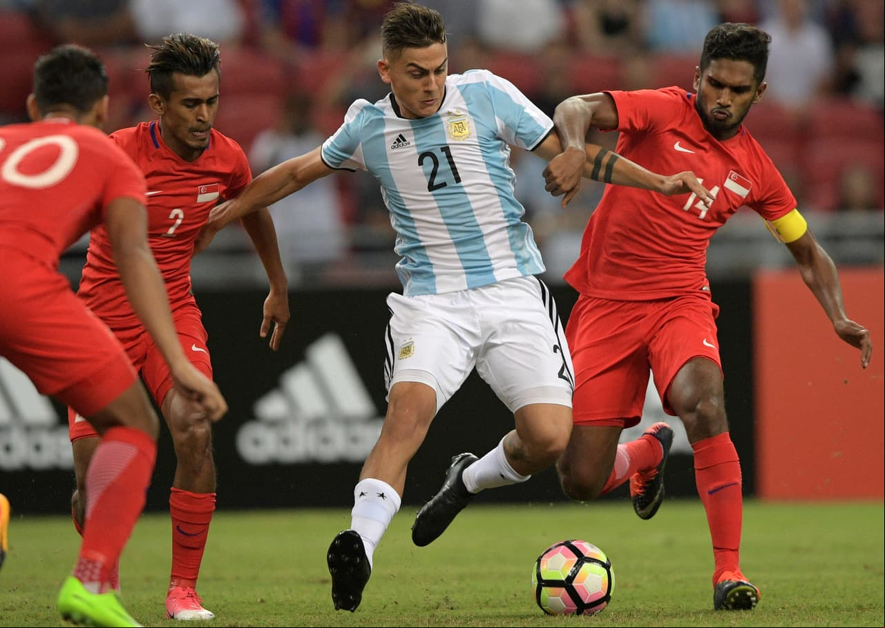 Dybala comparte selección con Lionel Messi y sueña con estar con él, algo que serviría para tener en el juvenil un acompañamiento para que sea un talento a futuro en el equipo catalán y una sociedad infalible en el ataque.