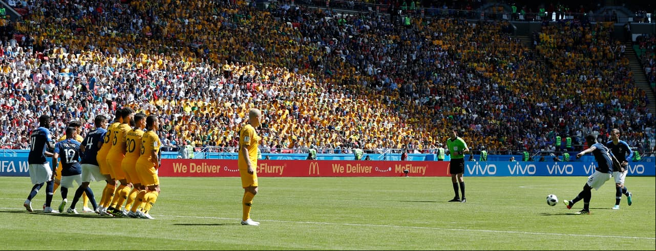 Francia seguía acosando el área australiana y el siguiente en probar fue Paul Pogba desde el tiro libre.